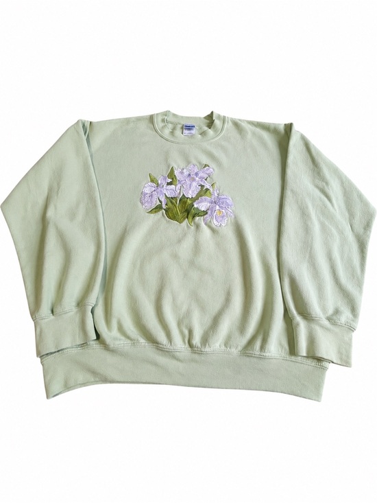 Gildan Sweaters - Vintage Iris Embroidered Pastel Green Crewneck Sweatshirt Cottagecore M